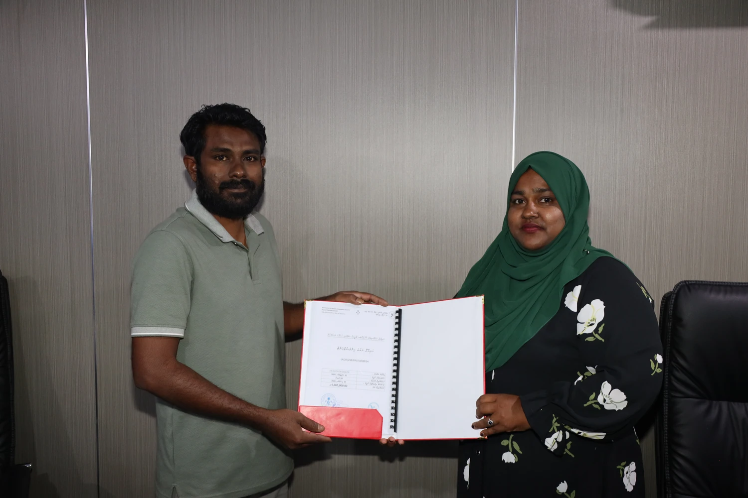 ހަނިމާދޫ ކައުންސިލަށް ކޮމްޕެކްޓަރ ލޮރީއެއް ސަޕްލައިކުރުމުގެ އެއްބަސްވުމުގައި ސޮއިކޮށްފި