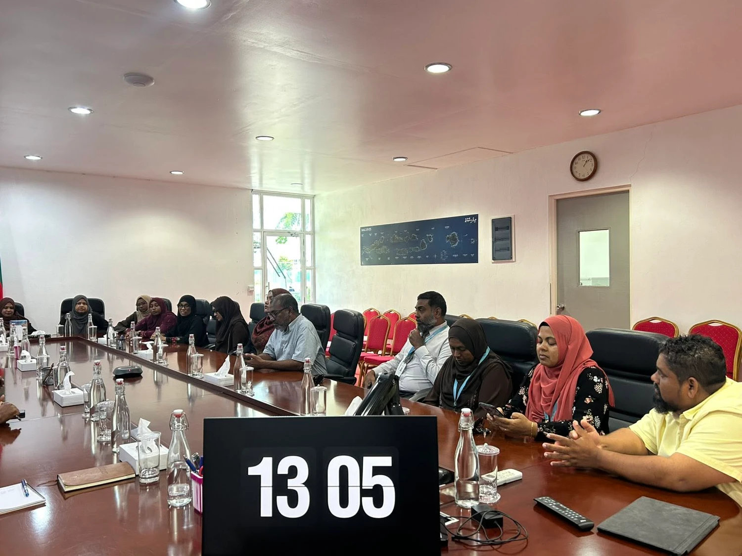 ހަނިމާދޫ ސްކޫލުގެ ސީނިއަރ މެނޭޖްމަންޓް ޓީމާއި ޕީ.ޓީ.އޭ އިން ހަނިމާދޫ ކައުންސިލާއެކު ބޭއްވުނު ބައްދަލުވުން