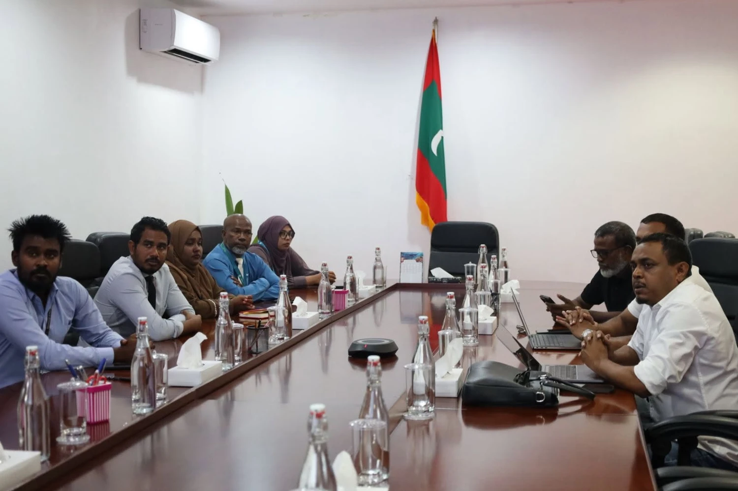 މިނިސްޓްރީ އޮފް ކްލައިމެޓް ޗޭންޖް، އެންވަޔަރަންމަންޓް އެންޑް އެނަރޖީގެ ބޭފުޅުން ހަނިމާދޫ ކައުންސިލާ ބައްދަލުކުރުމުގެ ތެރެއިން. 